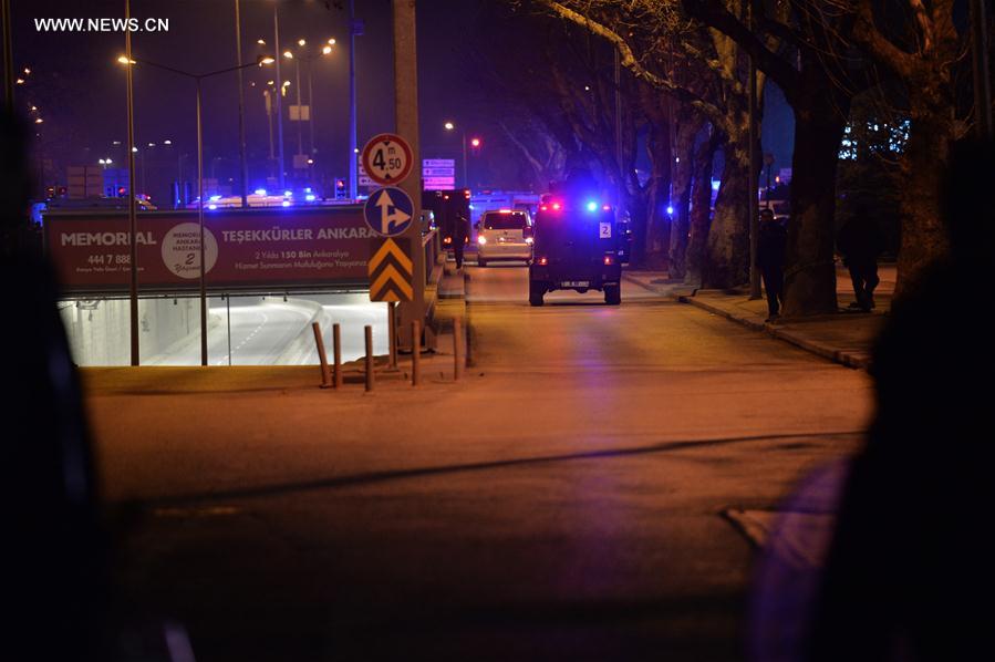 Explosão de carro-bomba causa 28 mortos na capital da Turquia