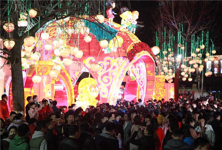 Moradores de Nanjing lotam Templo Confúcio durante Festival das Lanternas