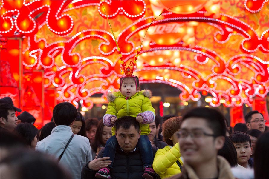 Moradores de Nanjing lotam Templo Confúcio durante Festival das Lanternas