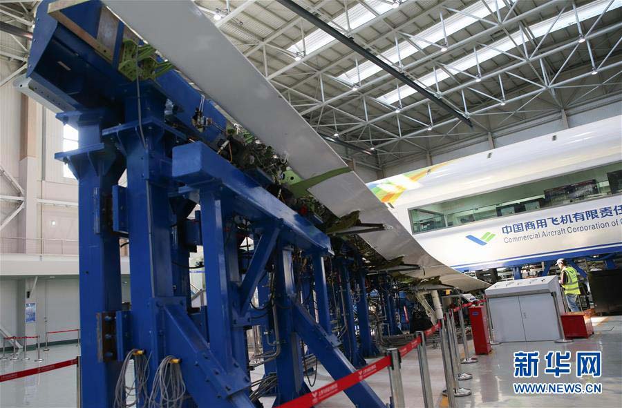 Avião de passageiros de fabricação chinesa fará voo inaugural em 2016