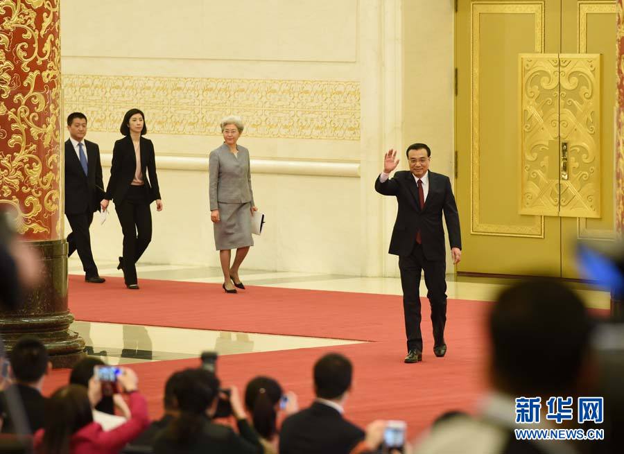 Fotos: Li Keqiang concede entrevista coletiva à imprensa no final da APN