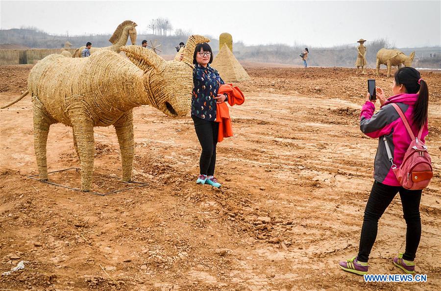 Turistas tiram fotos com espantalhos invulgares em Henan