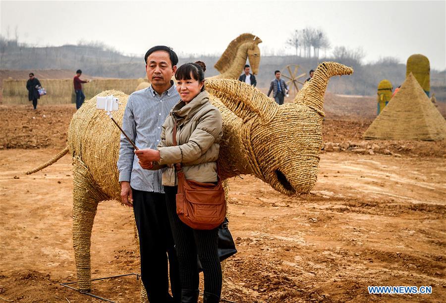 Turistas tiram fotos com espantalhos invulgares em Henan