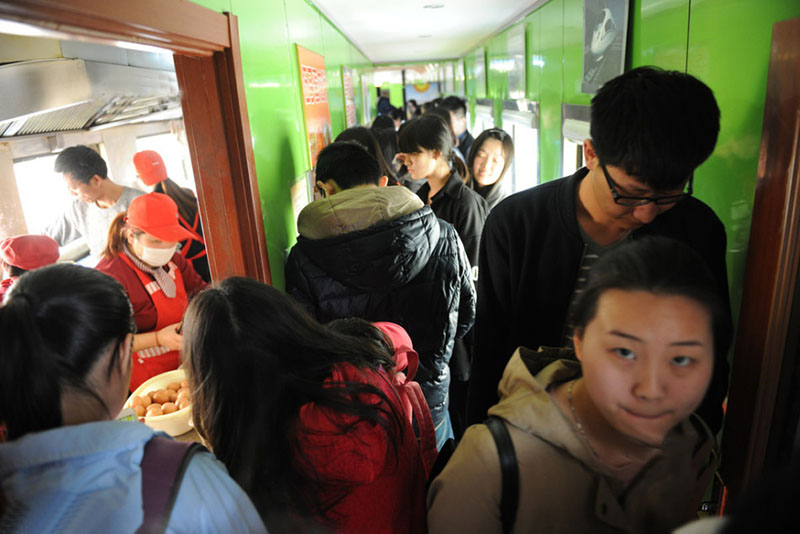 Insólito: Vagões de trem servem de cantina em uma universidade chinesa