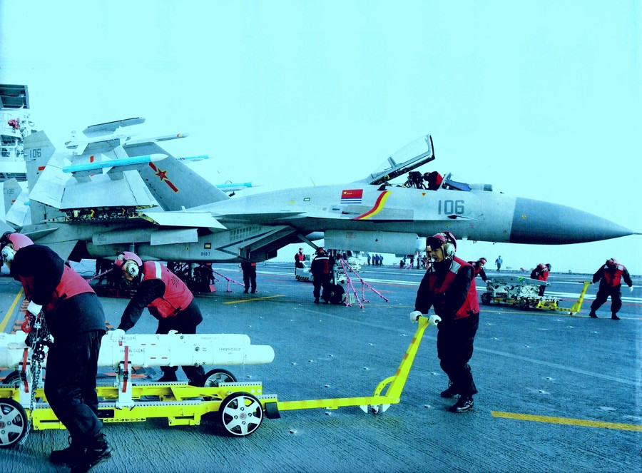 China publica fotos inéditas do porta-aviões da marinha nacional com caças a bordo