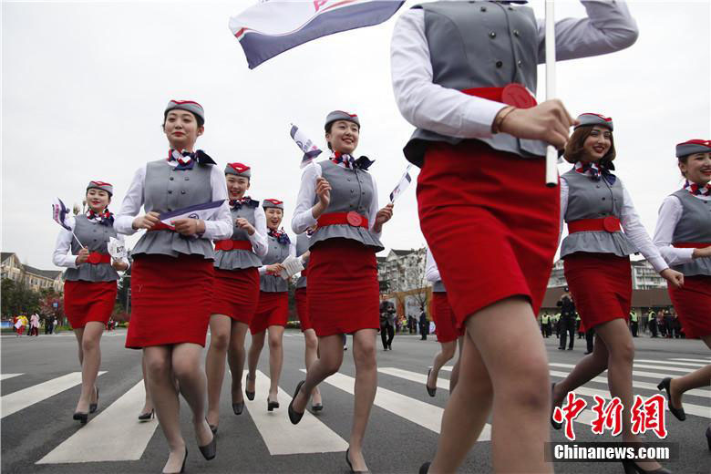 Futuros comissários de bordo participam da Maratona em Chengdu