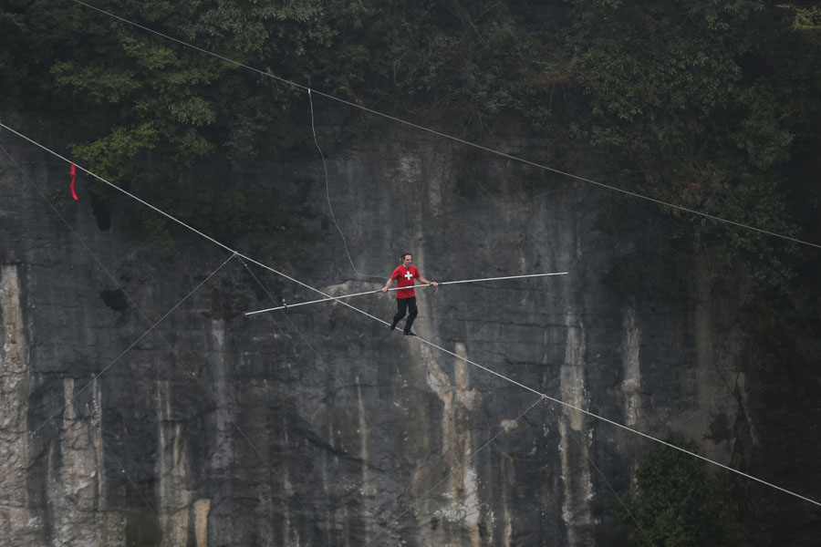 Concorrente suiço vence competição de equilibrismo em Chongqing