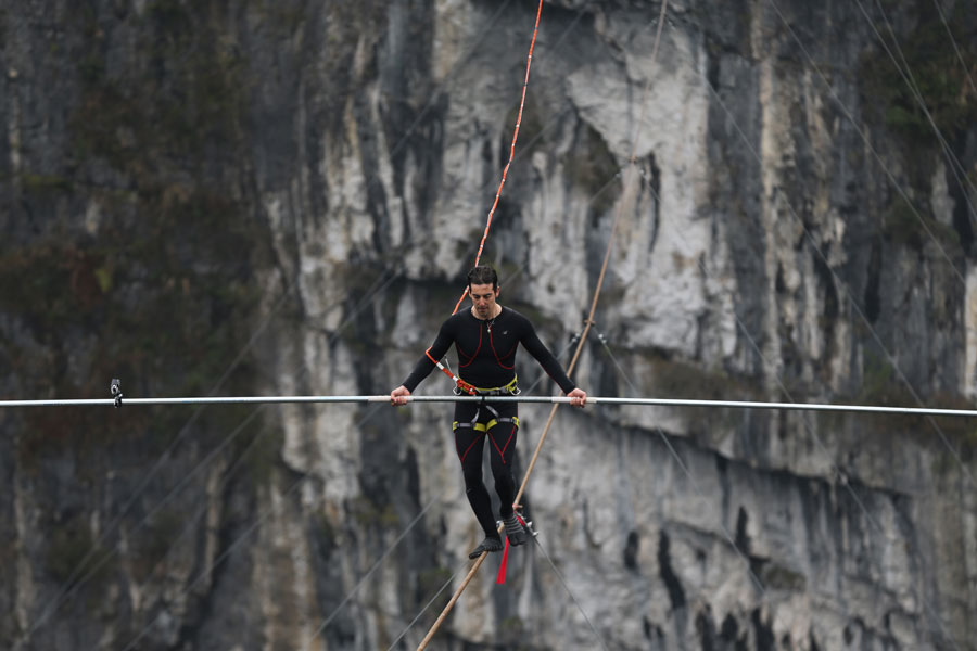 Concorrente suiço vence competição de equilibrismo em Chongqing