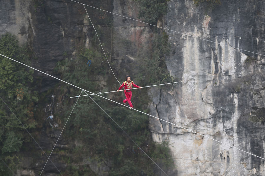 Concorrente suiço vence competição de equilibrismo em Chongqing