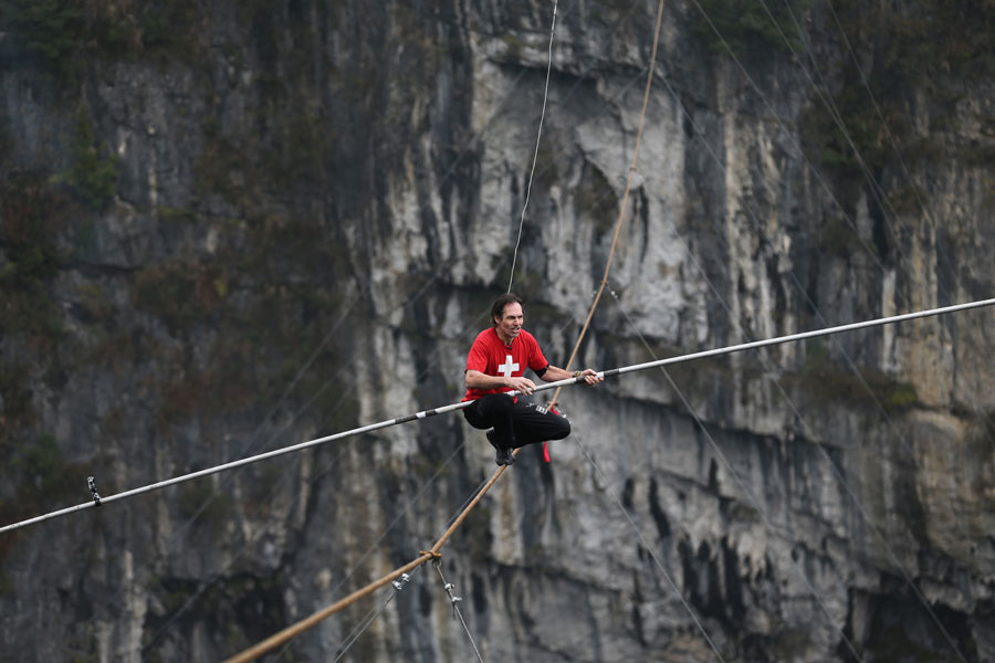 Concorrente suiço vence competição de equilibrismo em Chongqing