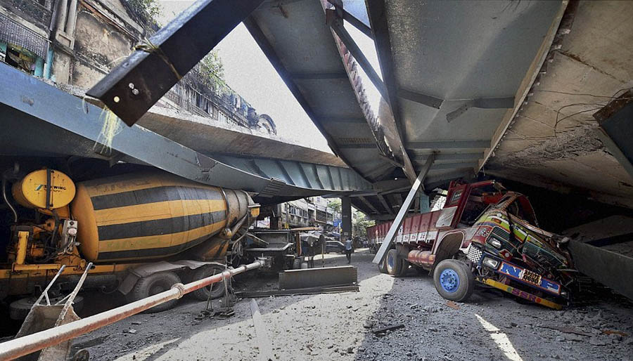 Colapso de elevado na Índia mata 20 pessoas