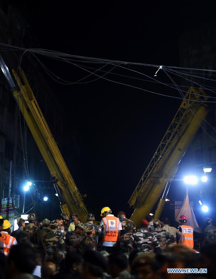 Colapso de elevado na Índia mata 20 pessoas