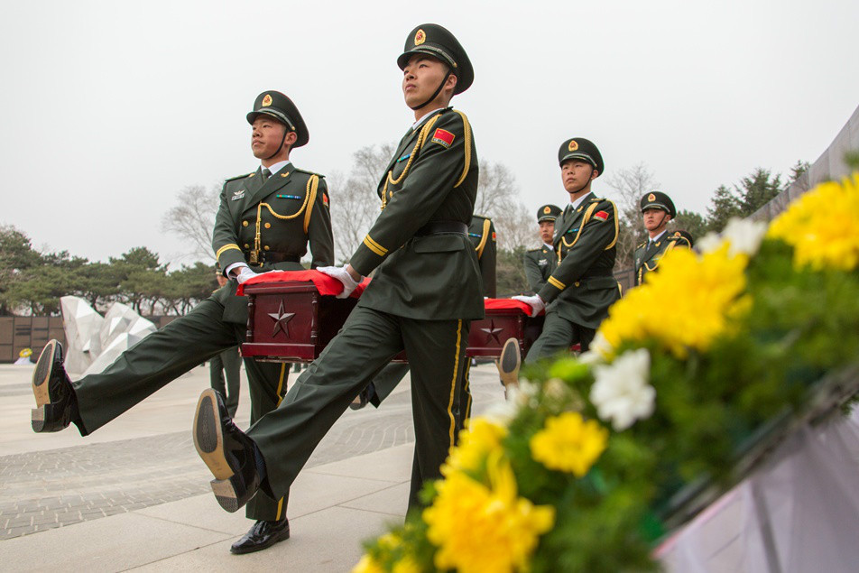 China realiza cerimônia de enterro de restos mortais de soldados regressados da Coreia do Sul