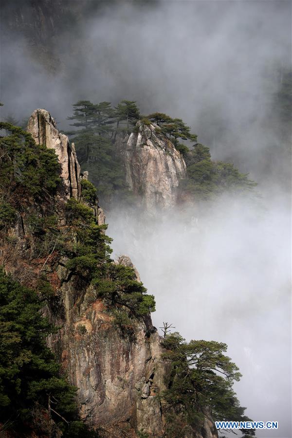 Paisagem enevoada da montanha Huang