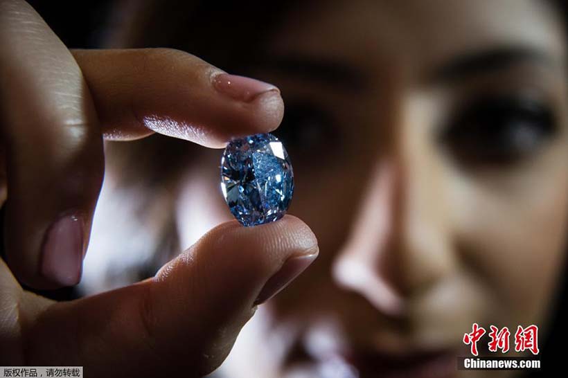 Diamante azul bate recorde e é leiloado por US$ 32 milhões em Hong Kong