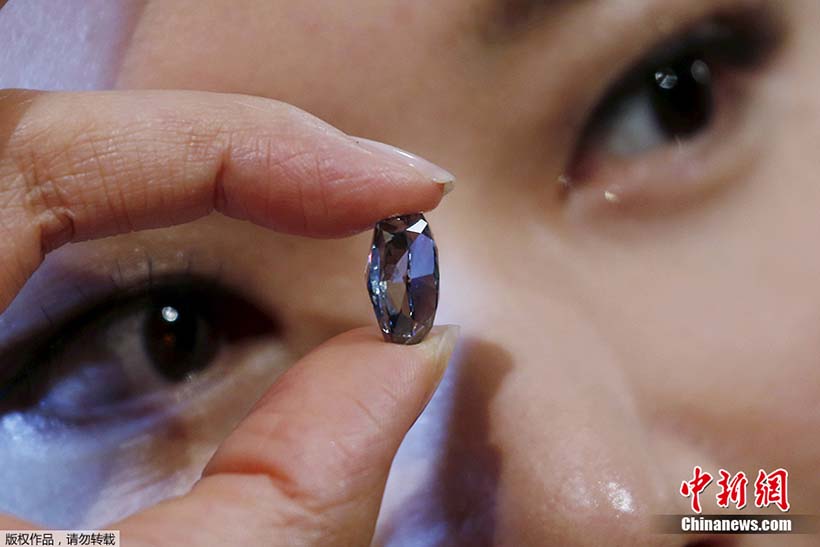 Diamante azul bate recorde e é leiloado por US$ 32 milhões em Hong Kong