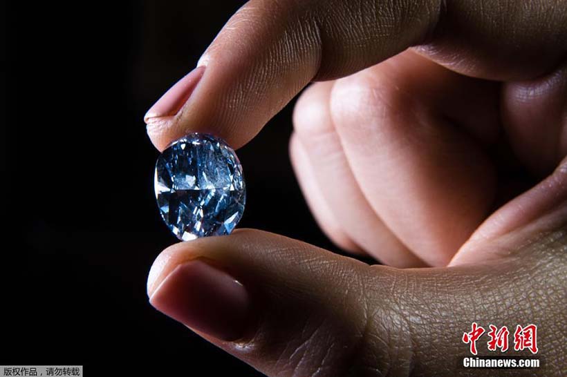 Diamante azul bate recorde e é leiloado por US$ 32 milhões em Hong Kong