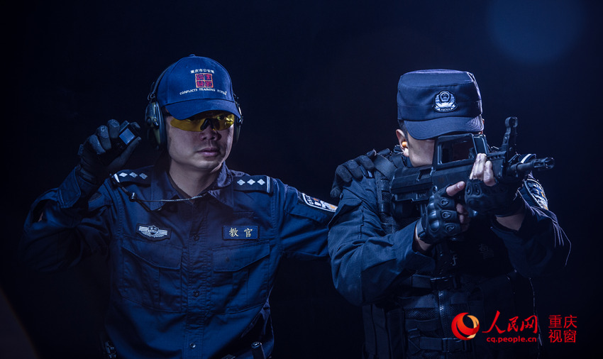 Equipa SWAT de Chongqing publica galeria de fotografias das operações de treinamento