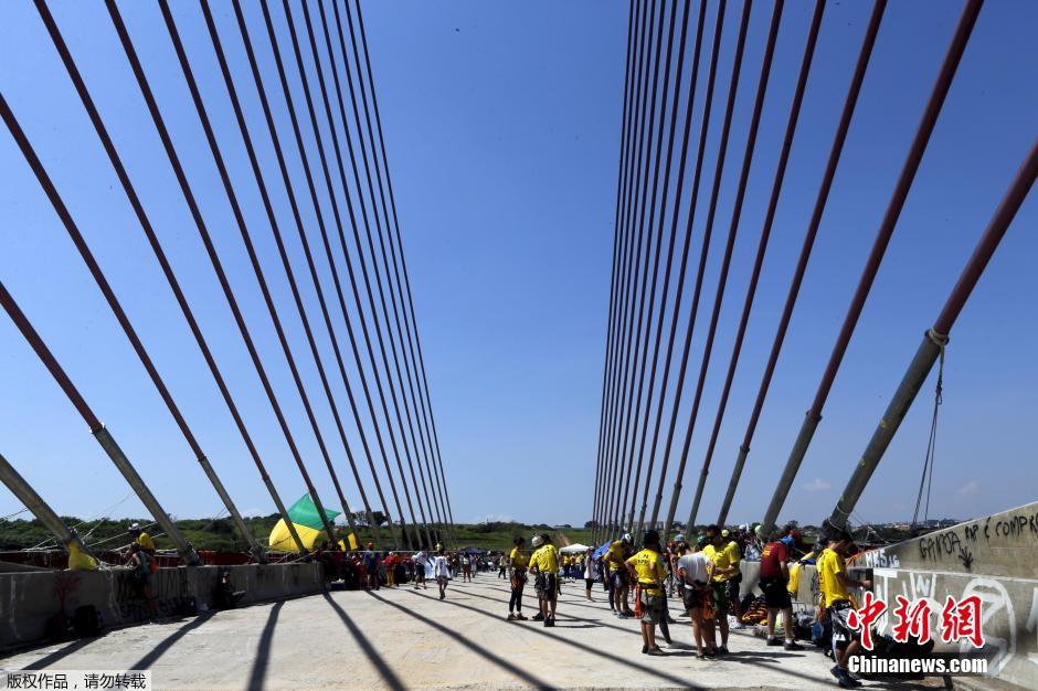 149 brasileiros batem recorde de bungee jump