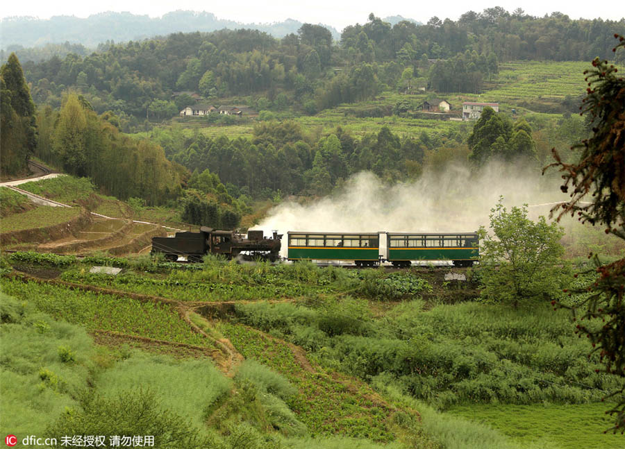 Locomotiva a vapor atravessa região sudoeste da China