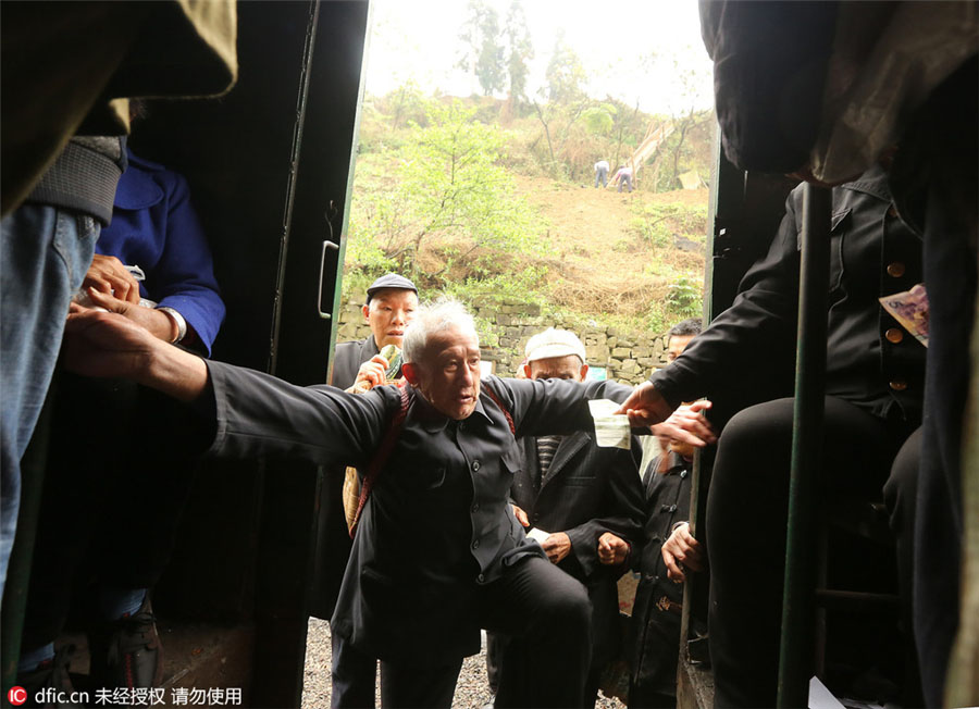 Locomotiva a vapor atravessa região sudoeste da China