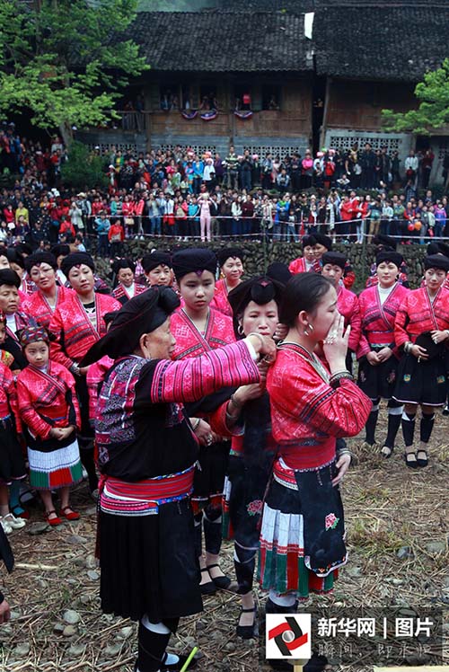 Mulheres da etnia Yao celebram Festival do Cabelo Longo