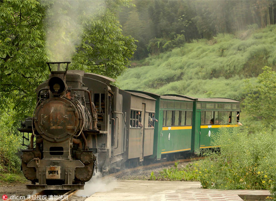 Locomotiva a vapor atravessa região sudoeste da China