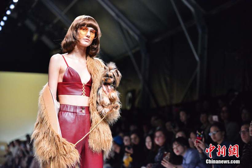 Modelos apresentam coleções Outono/Inverno na Semana da Moda de Shanghai