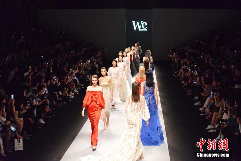 Modelos apresentam coleções Outono/Inverno na Semana da Moda de Shanghai