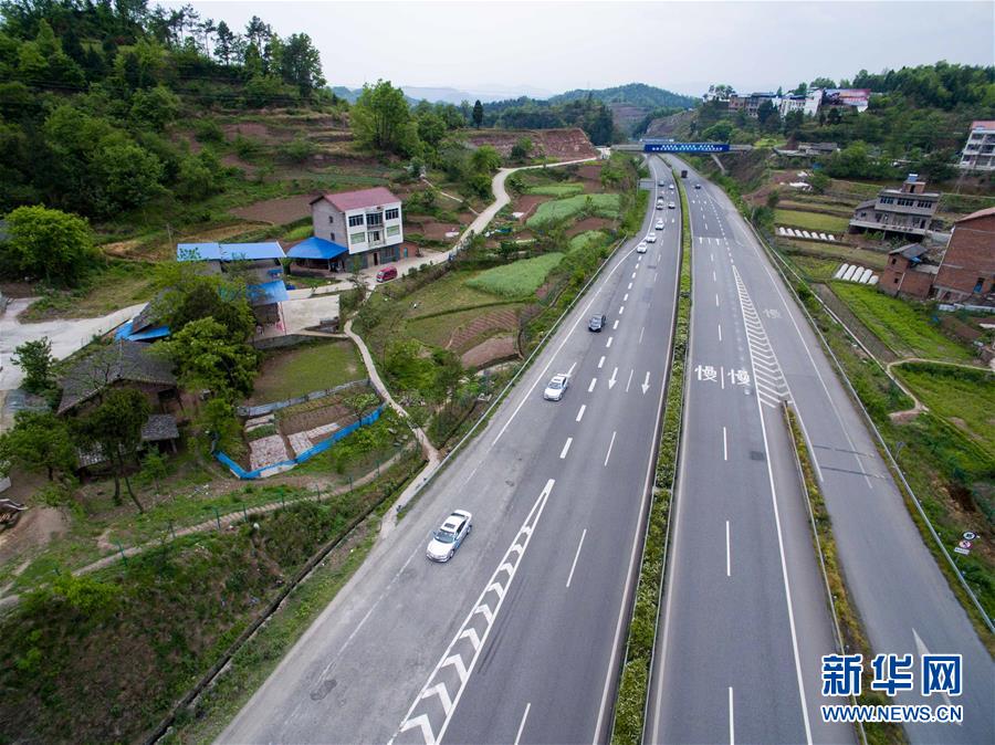 Carros chineses sem motorista começam teste de viagem de longa distância