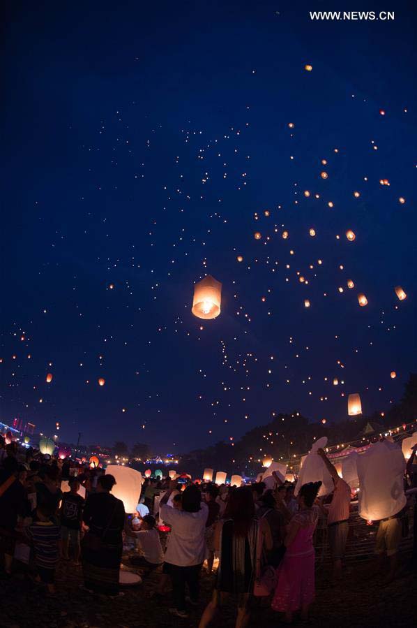 Etnia Dai solta balões no sudoeste da China para comemorar ano novo
