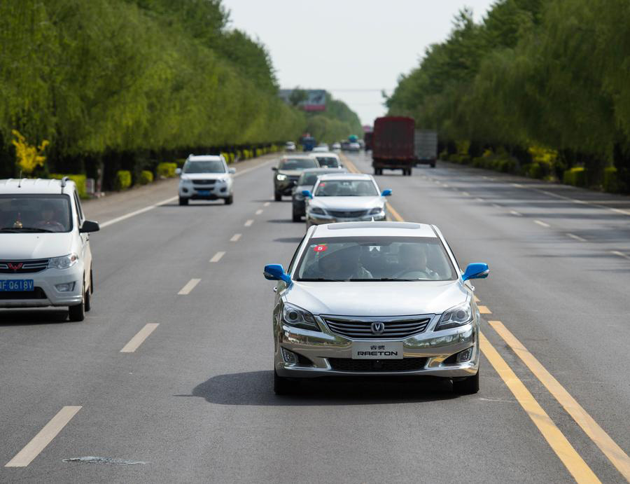 Automóveis sem condutor chineses fazem viagem de teste entre Chongqing e Beijing