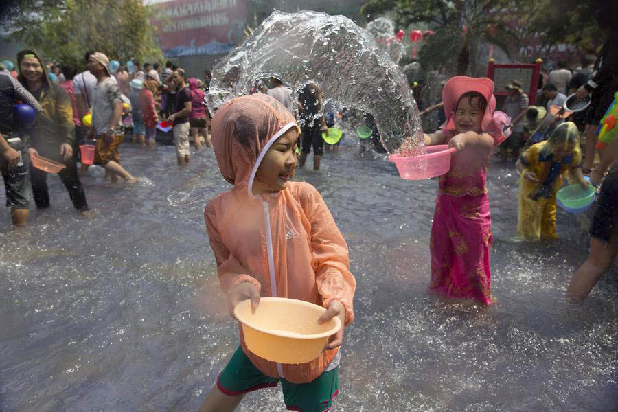 Etnia Dai celebra o Festival de aspersão de água em Yunnan