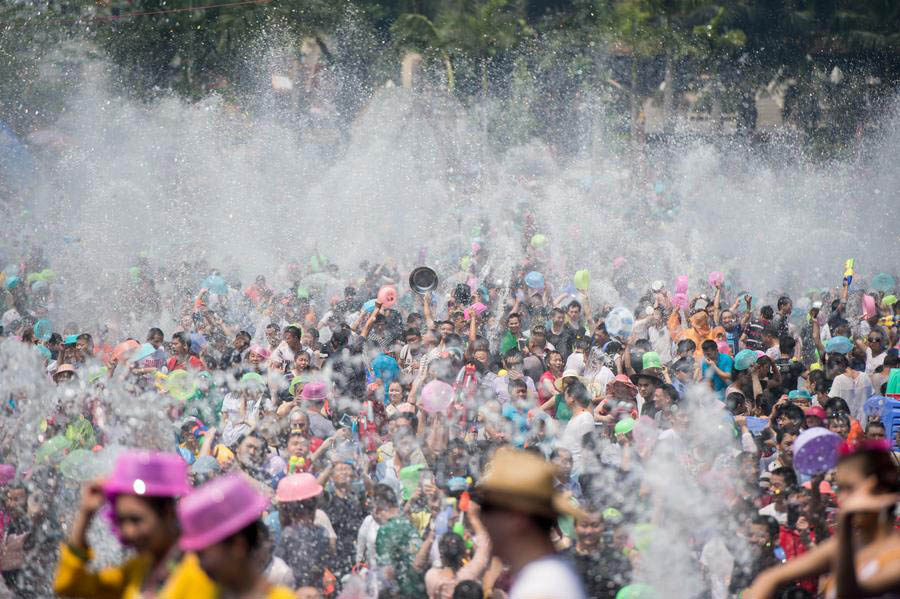 Etnia Dai celebra o Festival de aspersão de água em Yunnan