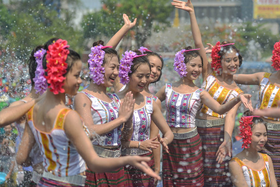 Etnia Dai celebra o Festival de aspersão de água em Yunnan