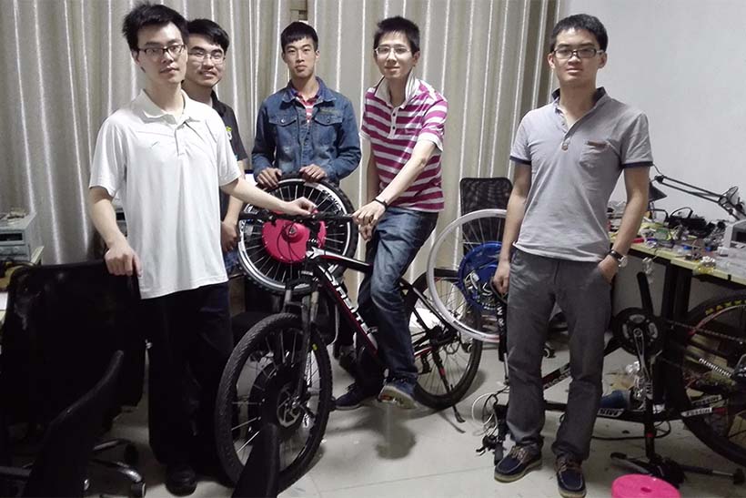 Jovens de Jiangxi inventam aparelho de propulsão adaptável aos pneus das bicicletas