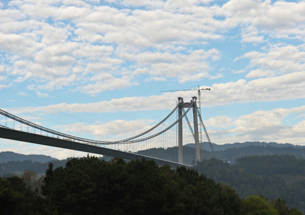 Ponte de suspensão mais extensa e alta da Ásia será aberta ao tráfego