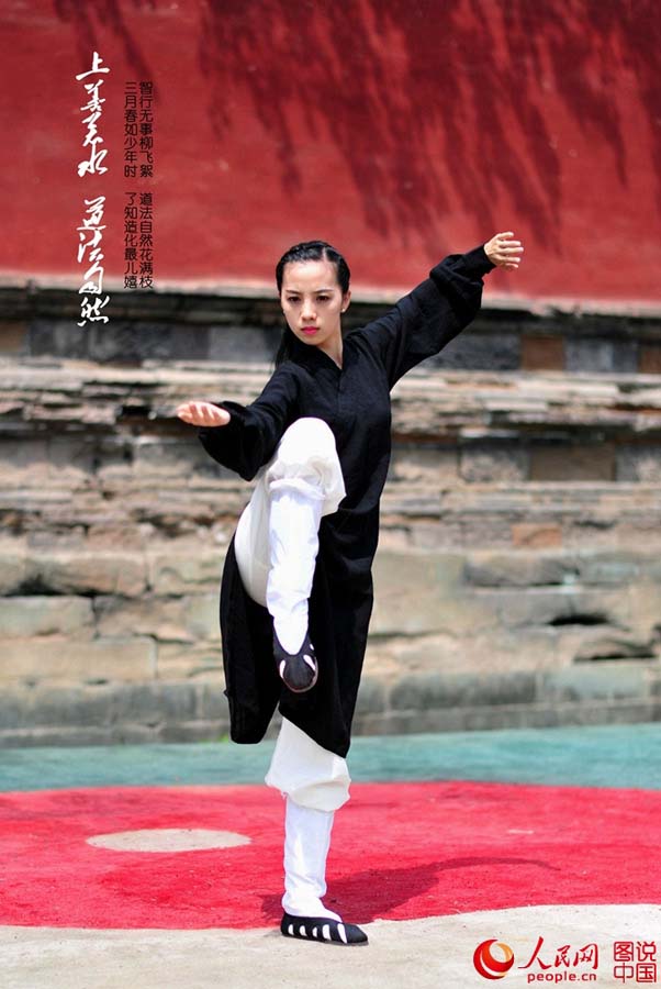 Entusiastas praticam Kung Fu na Montanha Wudang