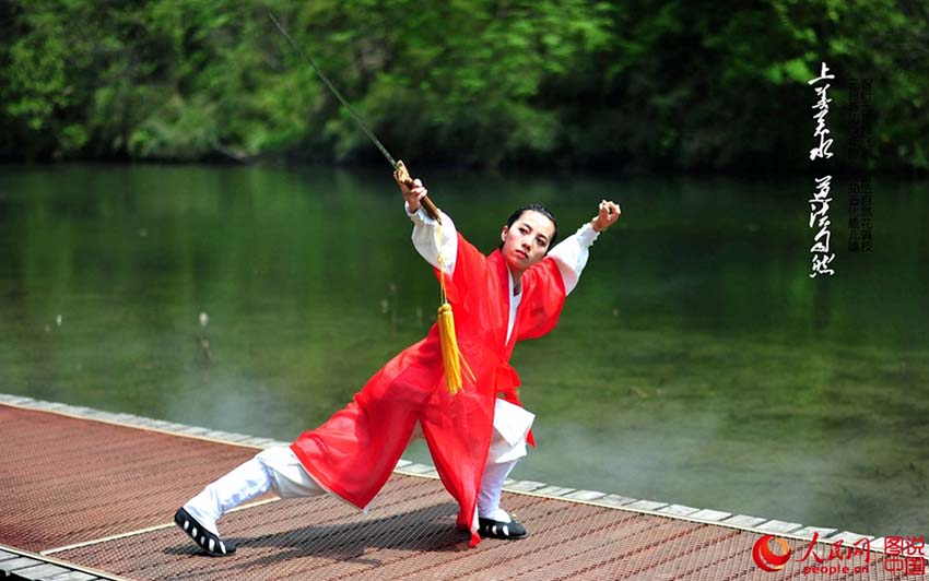 Entusiastas praticam Kung Fu na Montanha Wudang
