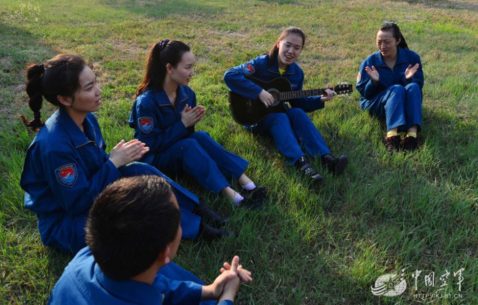 Mulheres vão pilotar bombardeiro chinês FBC-1 pela primeira vez