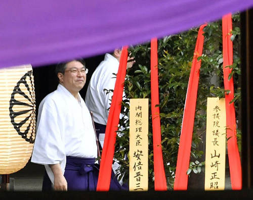 China opõe-se a oferta de Abe ao Santuário Yasukuni