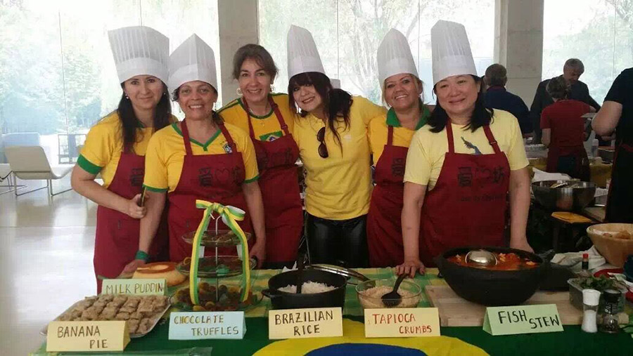 Brasileiras em Beijing viram MarterChef para ajudar bebê órfão