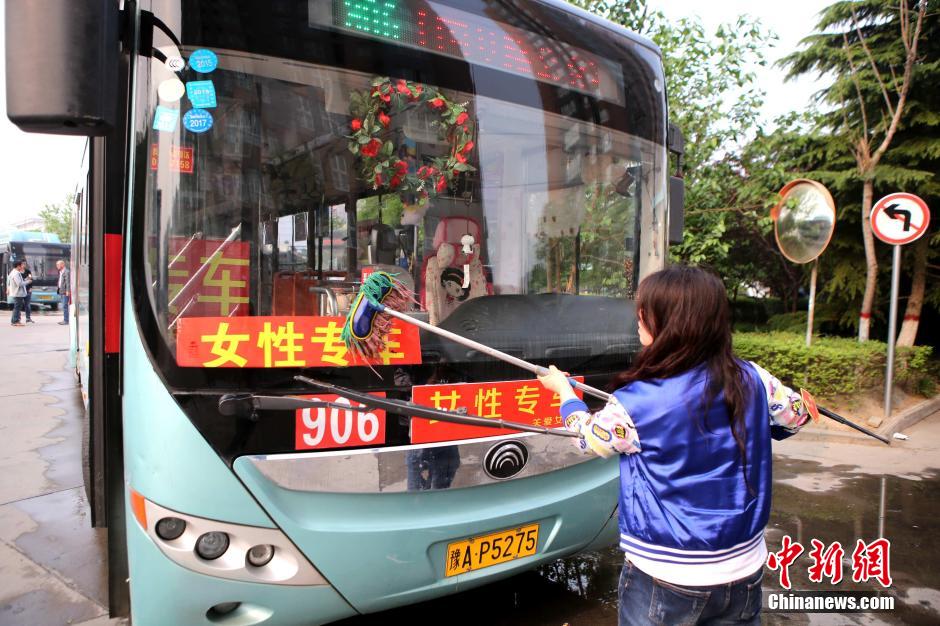 Zhengzhou inaugura autocarros só para mulheres para combater assédio