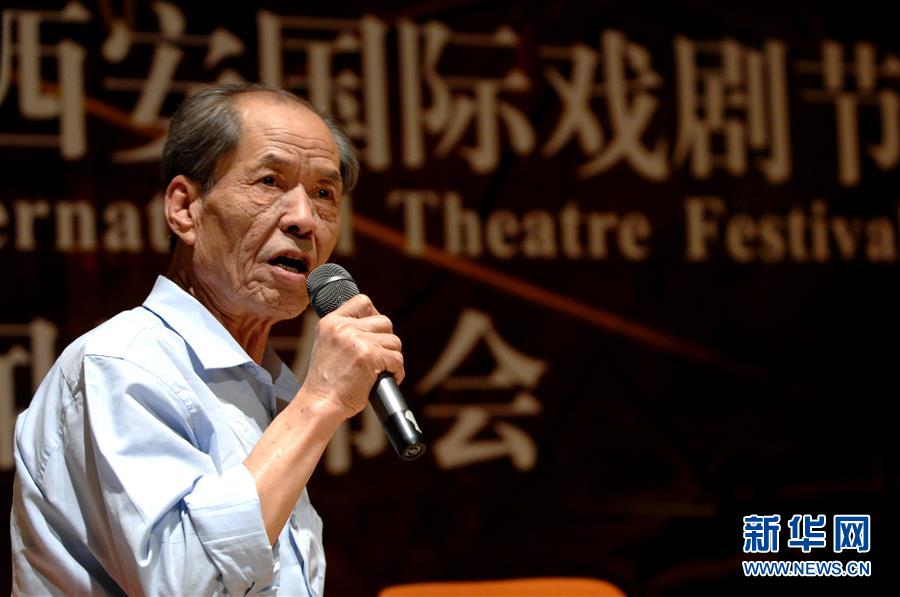 Escritor chinês Chen Zhongshi morre aos 73 anos