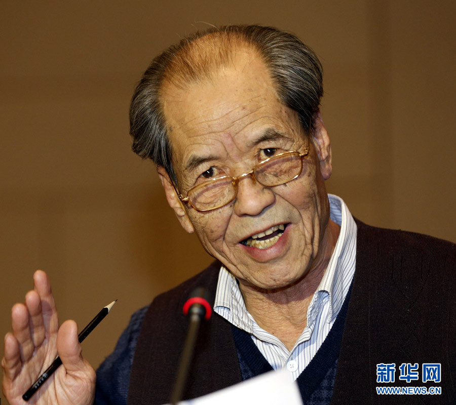 Escritor chinês Chen Zhongshi morre aos 73 anos