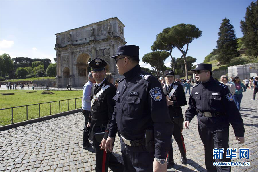 Policiais chineses fazem patrulha em Roma e Milão