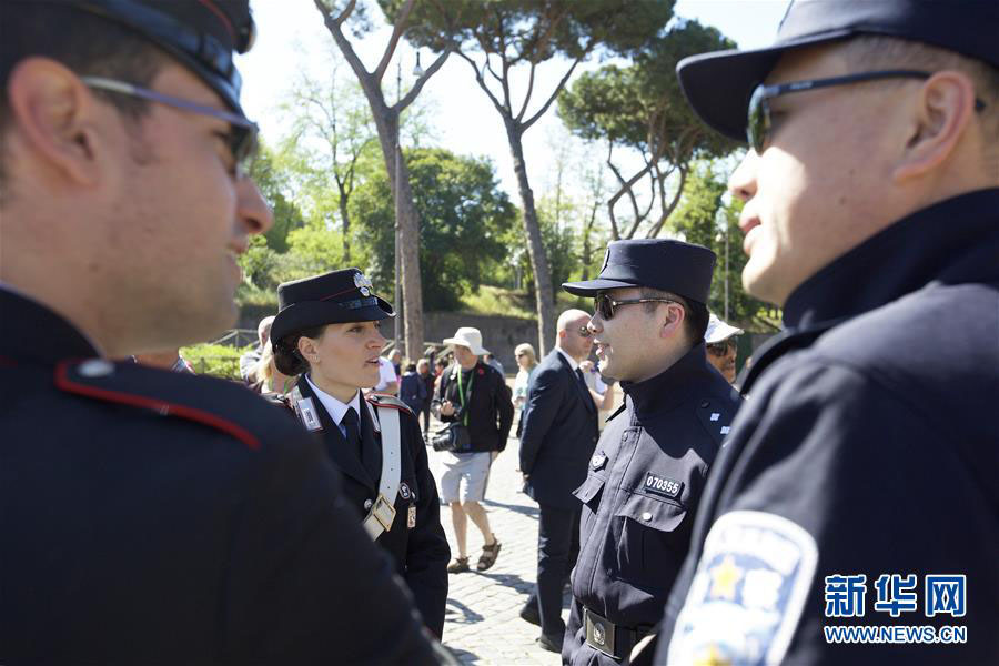 Policiais chineses fazem patrulha em Roma e Milão