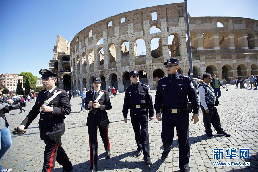 Policiais chineses fazem patrulha em Roma e Milão