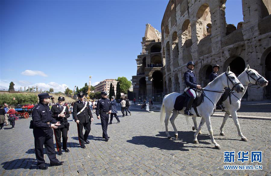 Policiais chineses fazem patrulha em Roma e Milão