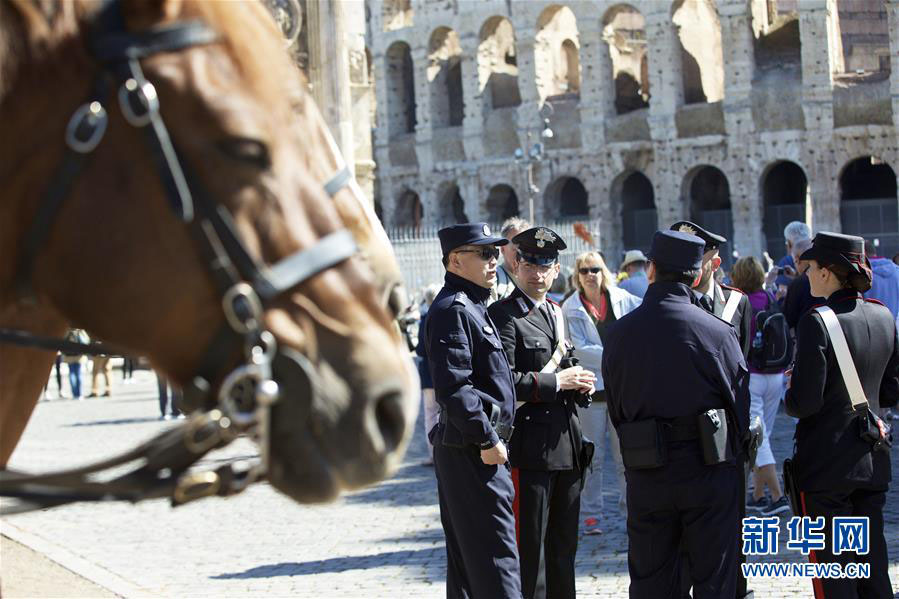 Policiais chineses fazem patrulha em Roma e Milão